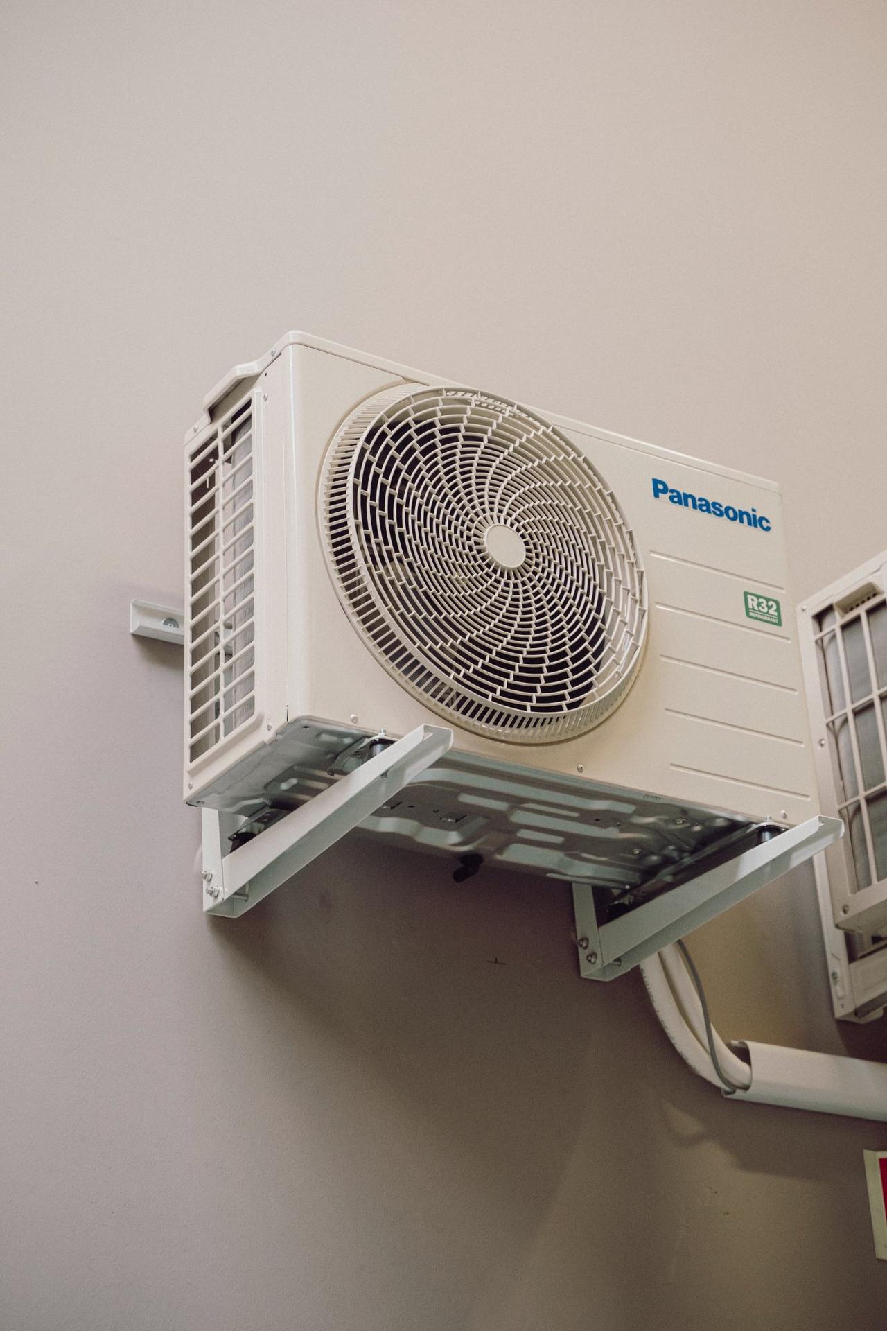 Warmtepompen & hybride systemen installatie service Warmtepompen & hybride systemen - Duurzaam verwarmen met energie uit de omgeving door KH Installaties